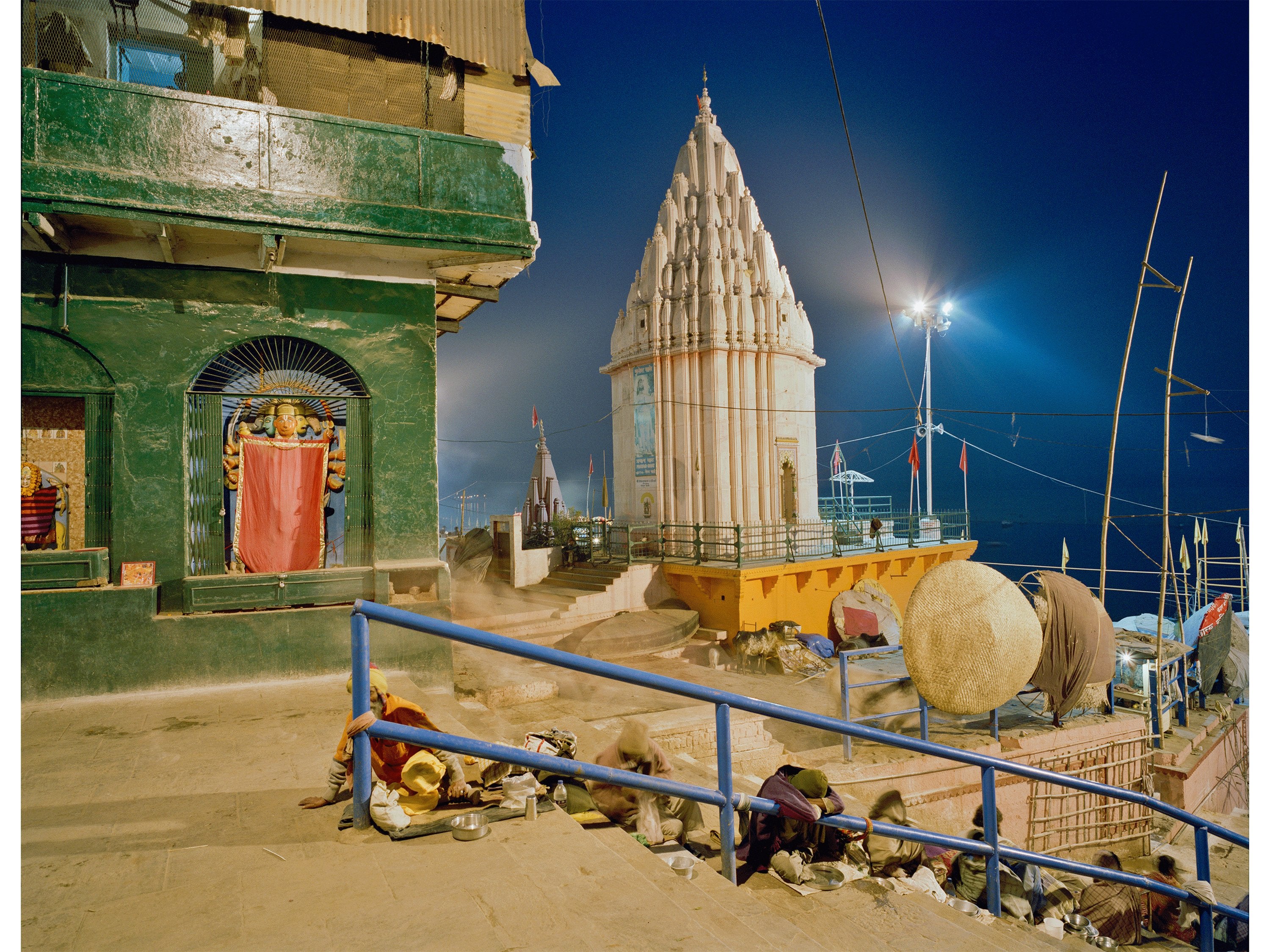BENARES - SLEEPING GODS, INDIEN